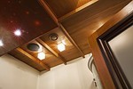 потолок: тиковые бруски идеально подходят для влажных помещений