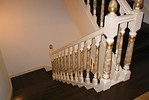 лестница: балясины покрашены под мрамор, ступени из массива дуба