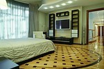 спальня: стойка ТВ — сочетание дерева и сатинированного алюминия