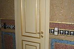 дверь санузловая: изготовлена из массива ольхи и покрашена со нанесением сусального золота