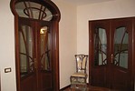 двери межкомнатные: по индивидуальному проекту из массива вишни в стиле модерн