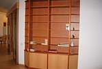 функциональный и вместительный шкаф для большого количества книг