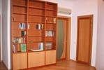 книжный шкаф в большом холле для домашней библиотеки