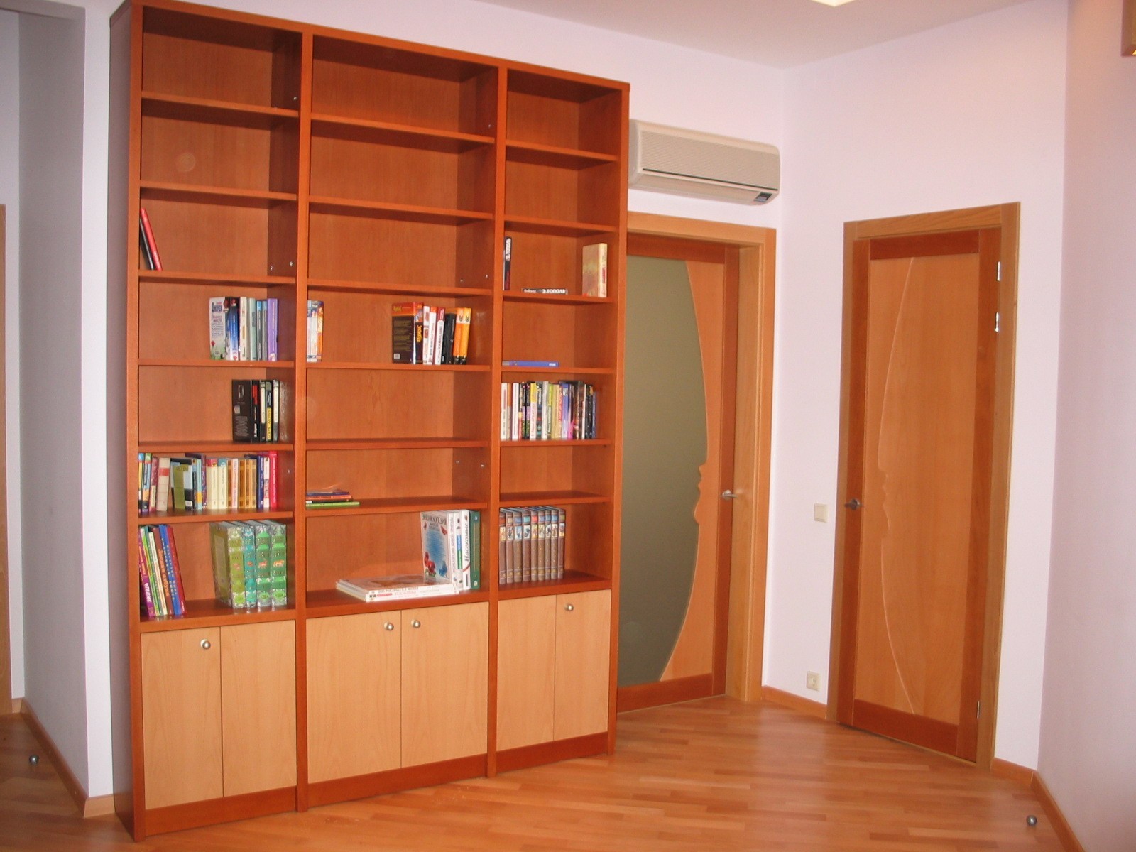 книжный шкаф в большом холле для домашней библиотеки